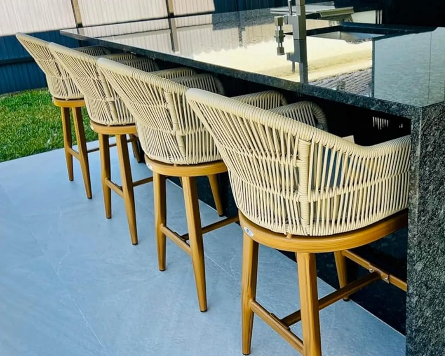 PURPLE LEAF Outdoor Counter Height Bar Stools Set of 4 Patio Metal Modern Wicker Rattan Bar Chairs Woven Aluminum Barstools with Back and Cushions for Balcony Garden Indoor Kitchen Outside Teak
